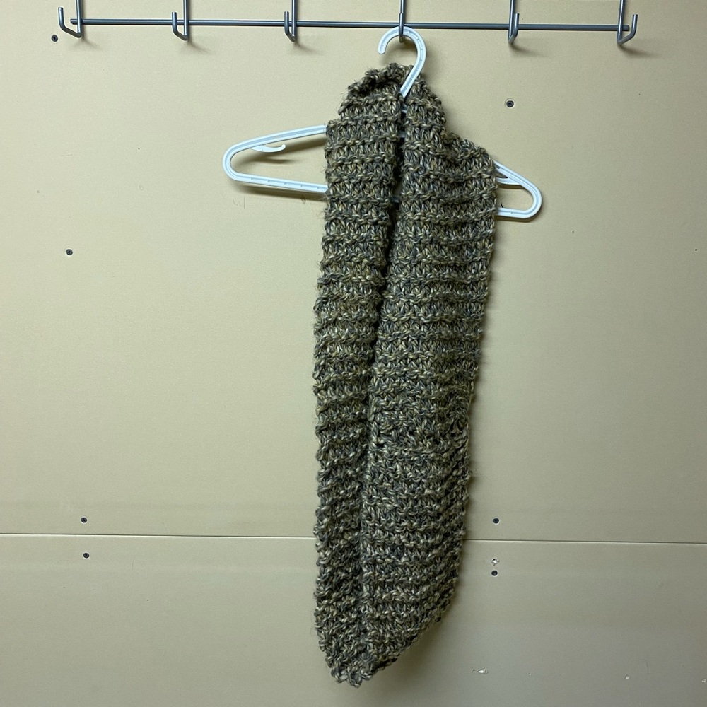 2/$20 ❤️ - SCARF | Women’s hand knit brown circle scarf